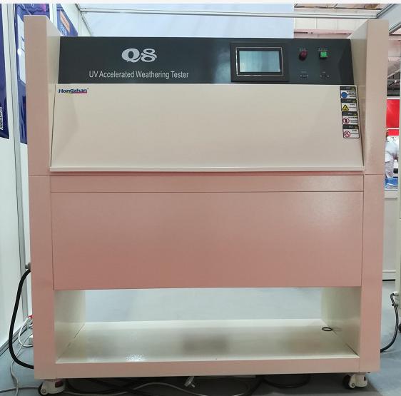 Como a câmara de teste de luz ultravioleta do laboratório reproduz a exposição ao sol e à chuva?